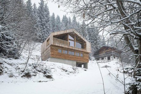 当原木遇上雪花别有情调，雪中木屋设计
