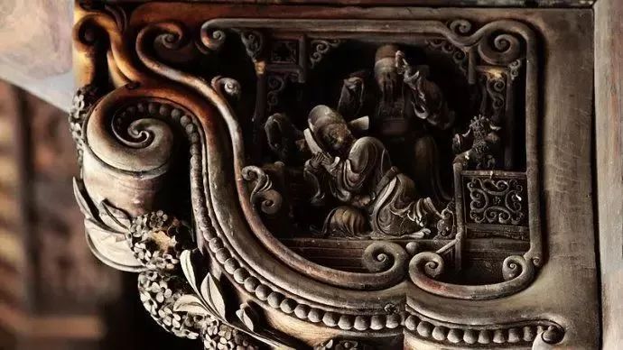 品味木雕艺术：感受中式老房的匠心之美！