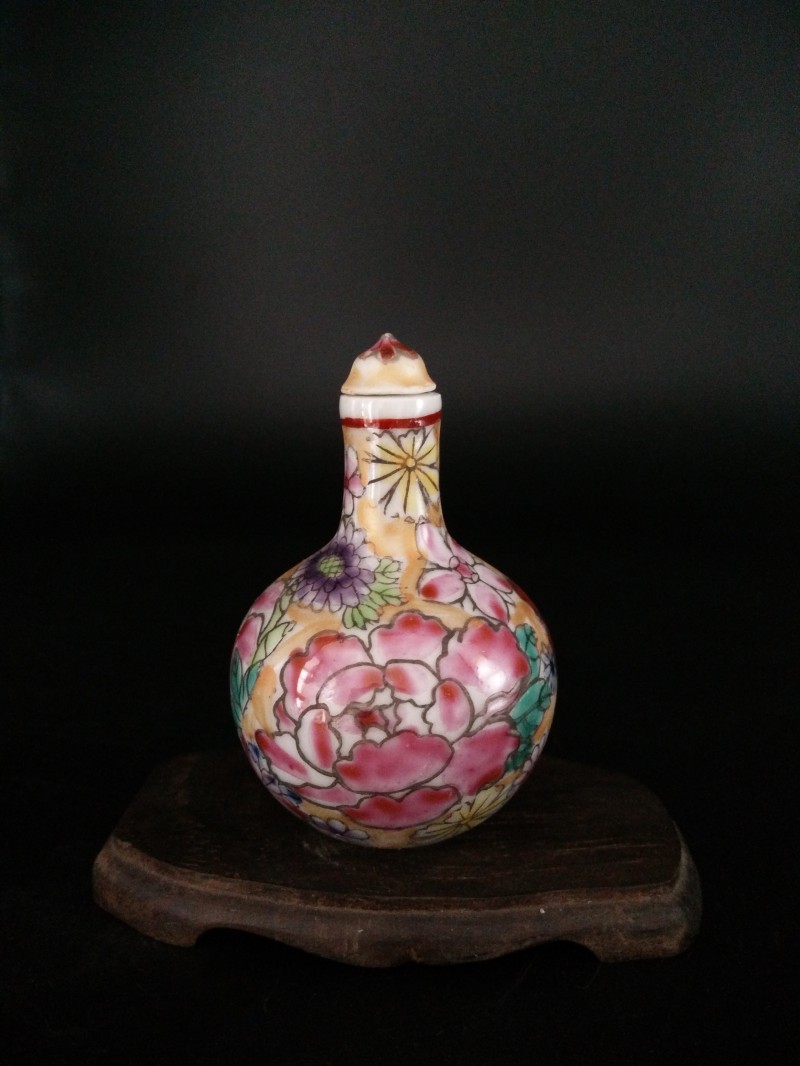 造型独特的手绘牡丹菊花图鼻烟壶