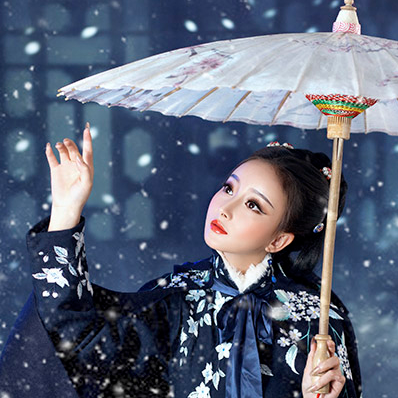 优雅赏雪带伞女生头像，唯美古风真人头像