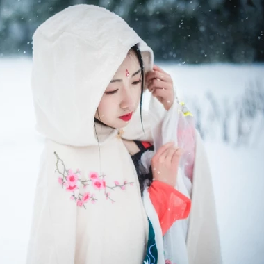 雪地带披风女生头像，唯美古风真人头像