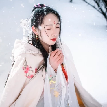 雪地带披风女生头像，唯美古风真人头像