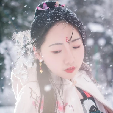 雪地带披风女生头像，唯美古风真人头像